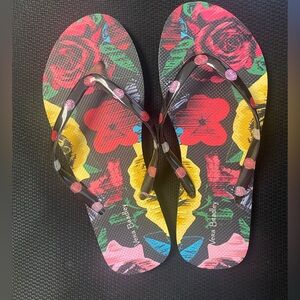 Vera Bradley Black Floral Flip Flops Size 7/8